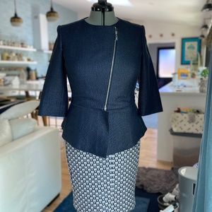 Beautifully tailored Worth navy suit Sz 10